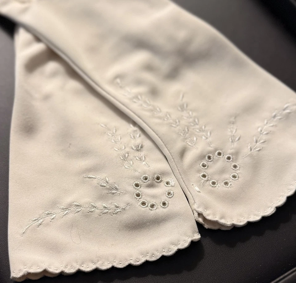 Guantes de día vintage “abolladura” crema de longitud media para dama con adornos bordados Foto 3 de 4