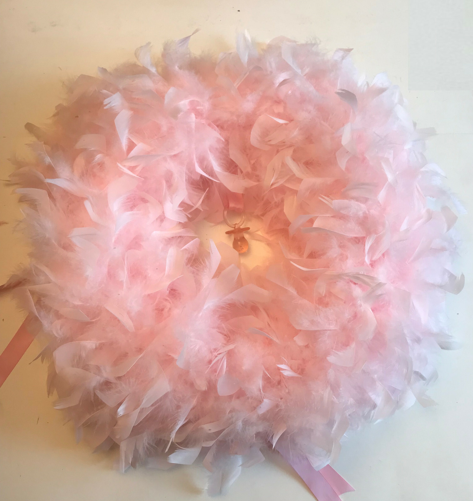 Couronne rose en plumes de dinde Ø 50 cm pour décoration de naissance faite main