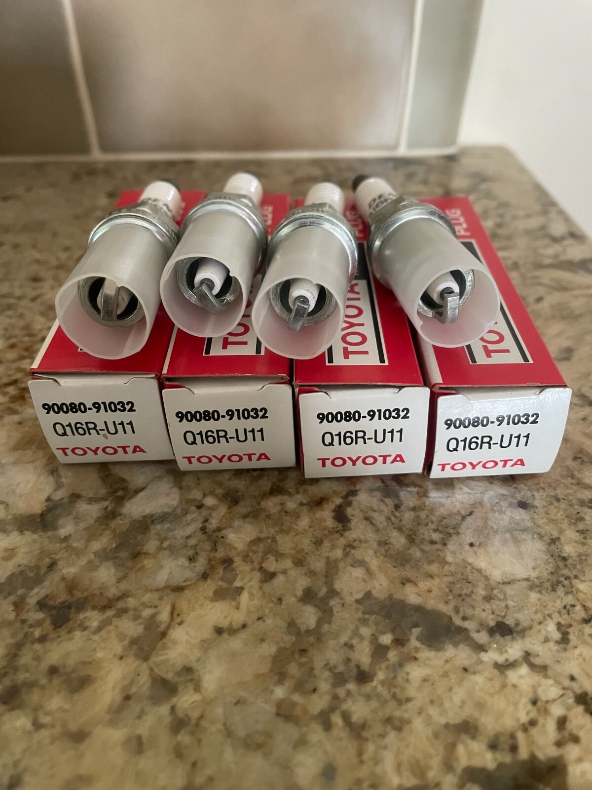 Toyota spark plugs 90080-91032 / Q16R-U11 