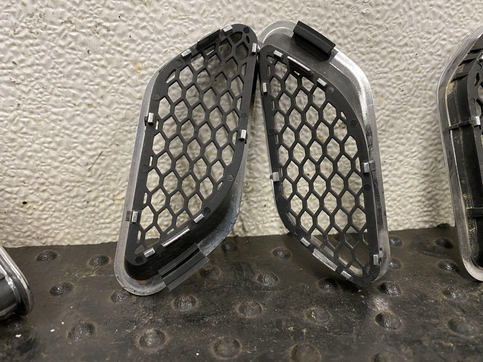 08-12 MASERATI GRANTURISMO FRONT LEFT & RIGHT FENDER VENTS GRILL TRIM