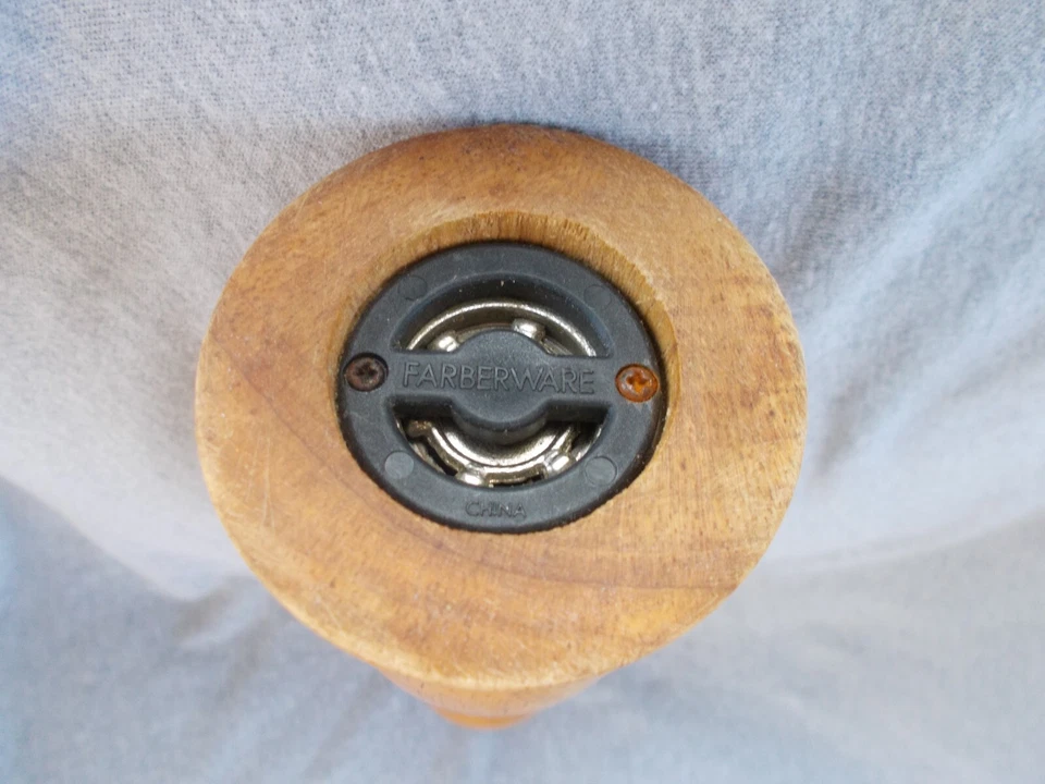 Molino de pimienta de madera Farberware 10" Foto 4 de 4
