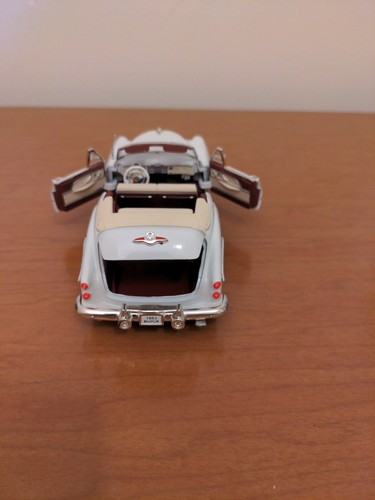 Signature Models 1:32 Scale Die-cast 1953 Buick Skylark Convertible - Picture 6 of 7