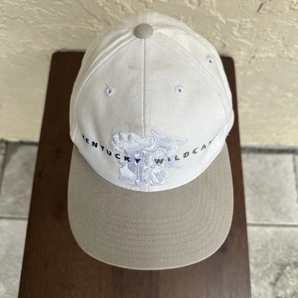 Boné masculino vintage Kentucky Wildcats alça traseira branco basquete American Need - Imagem 3 de 4