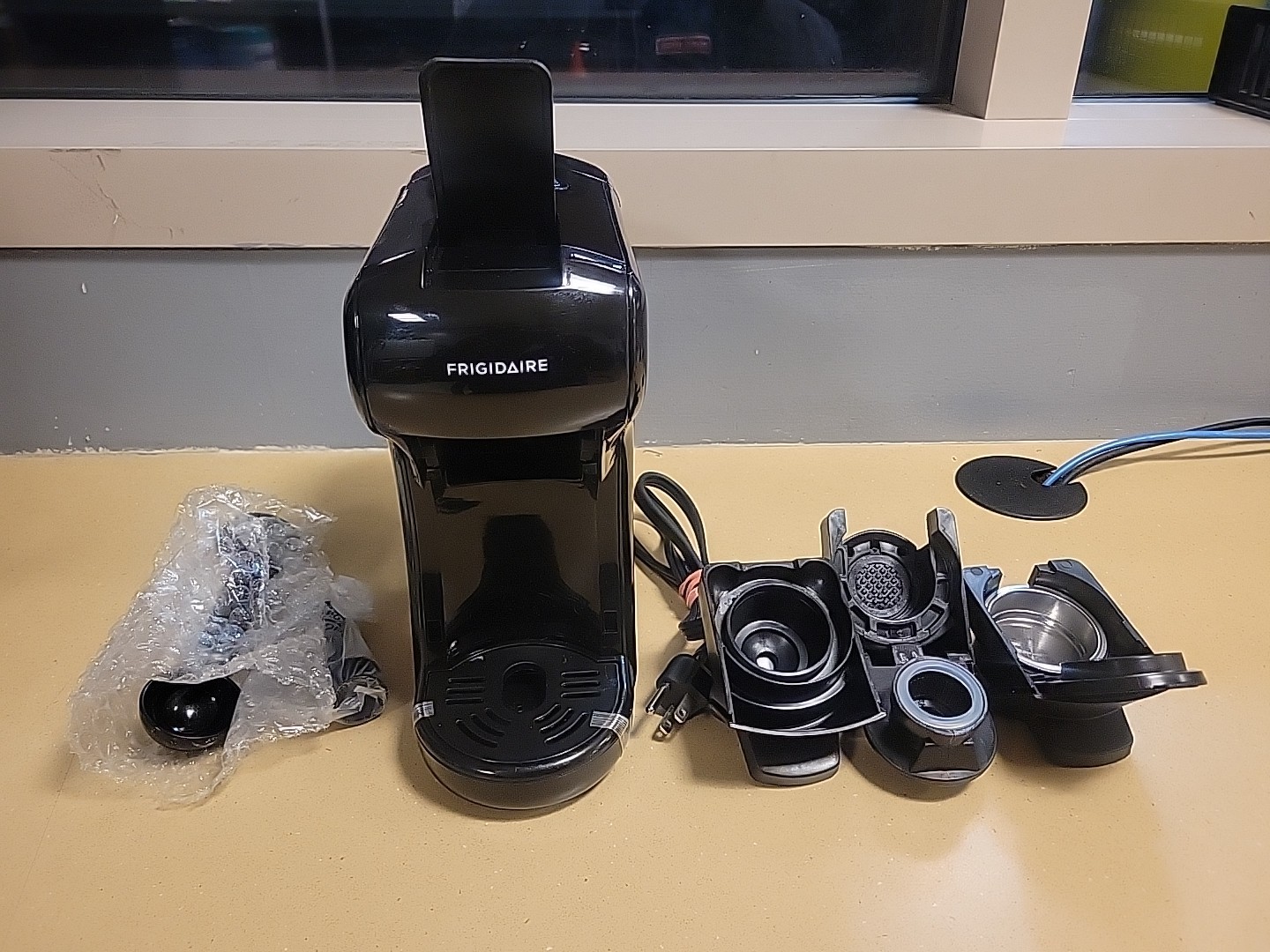 Frigidaire ECMN103-BLACK Multicapsule Compatible Espresso And Coffee Maker
