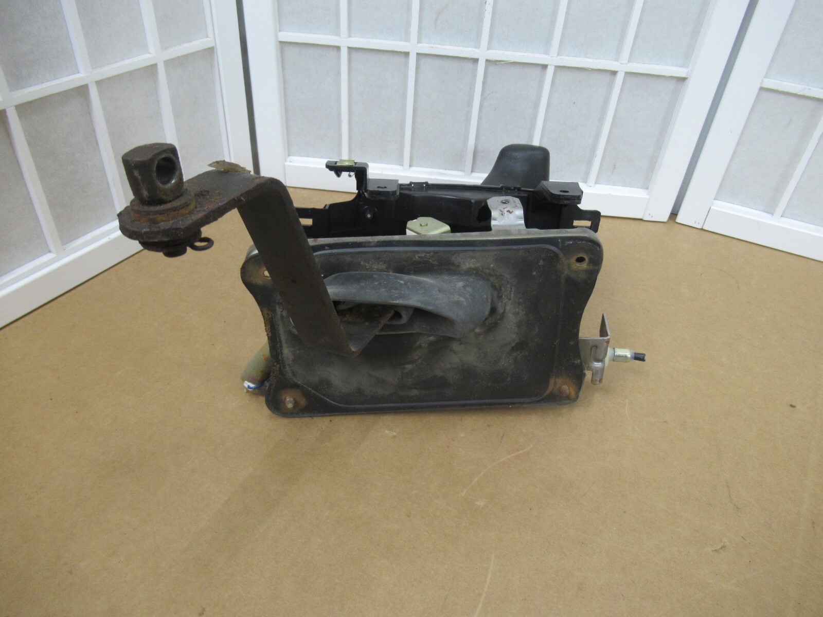 8697 Nissan D21 Pickup Truck Center Console Shifter Armrest Cup Drink