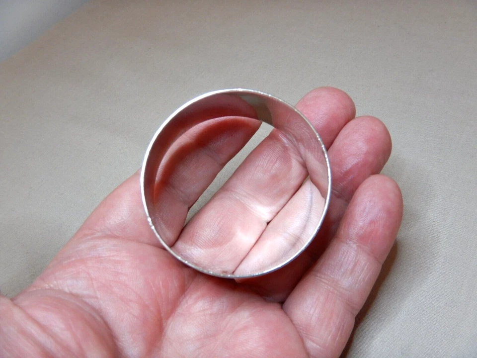 ANTIQUE EUROPEAN 750 STERLING SILVER SERVIETTE NAPKIN HOLDER RING - image 2 of 4