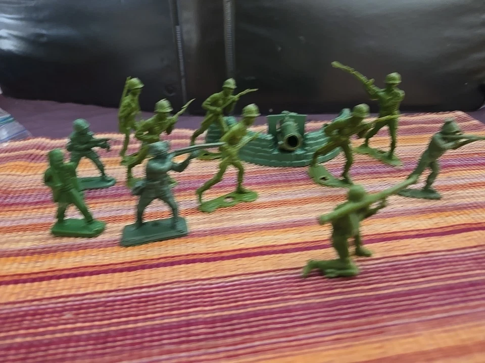 Vintage Lot of 6 MARX WWII American US Soldiers Green Army Men 12 peices big gun - Image 2 of 4
