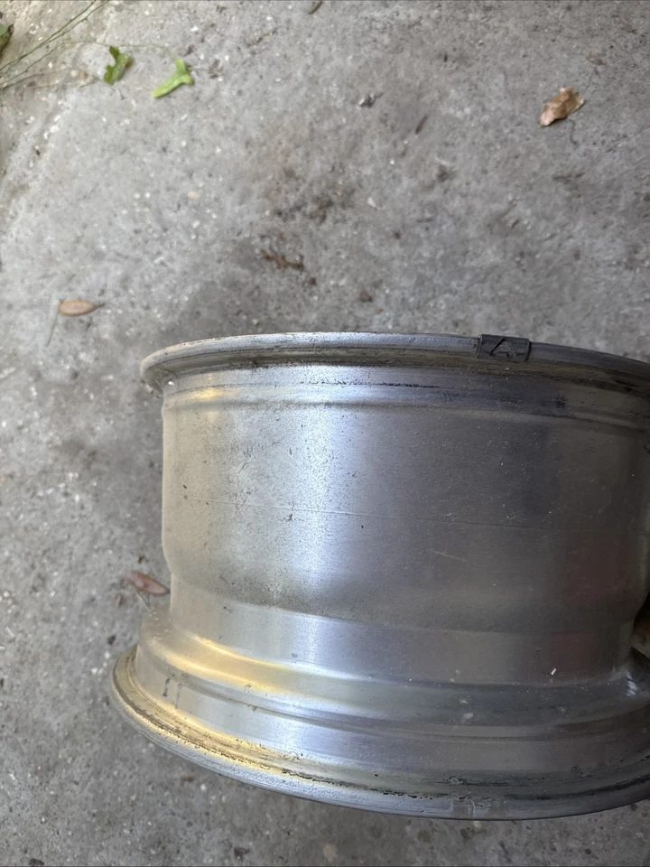 Chevy Corvette 1984 rueda de aluminio 16x9 (trasera izquierda)  Foto 2 de 4