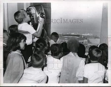 1967 Press Photo Pupils from Worden School in Wickliffe look down on Cleveland