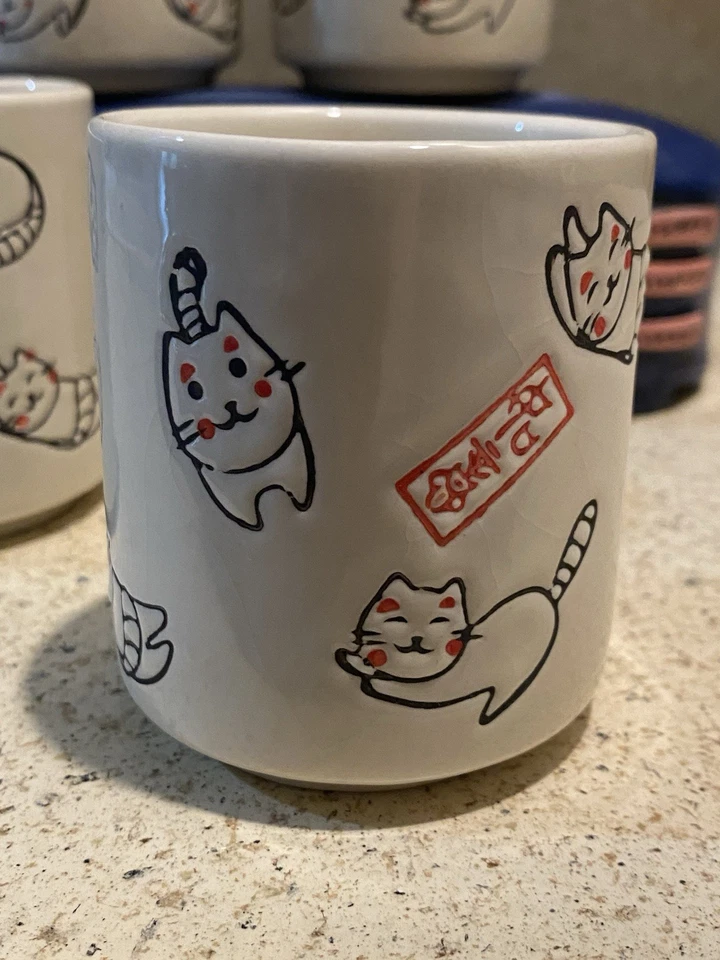 Juego de cuatro vasos de jugo de 4 OZ blancos con gatos jugando negros y rojos Foto 2 de 4