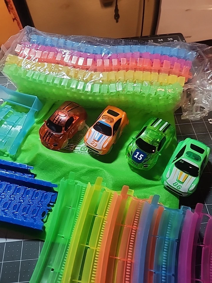 Mindscope  Twister Track Multi Color Lot Of Rails And Trax Racing Cars - Image 3 of 4
