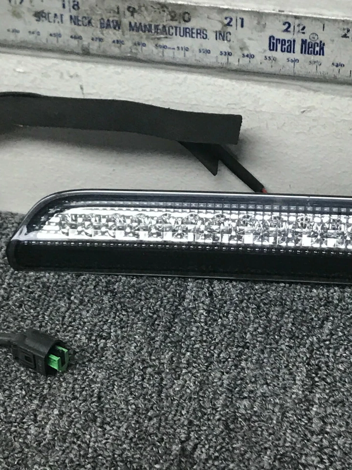 2011 LAND ROVER RANGE ROVER SPORT BRAKE LIGHT FACTORY OEM - Image 2 of 4