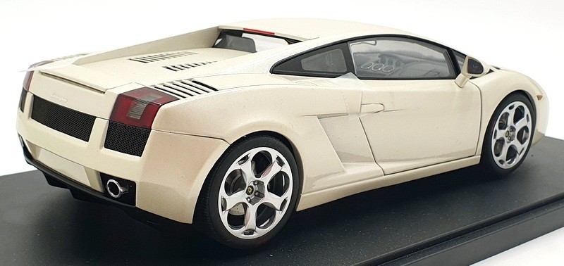 オートアート 1/18 ランボルギーニ ガヤルド White Amazon | AUTOart 1/18 ランボルギーニ ガヤルド LP570-4