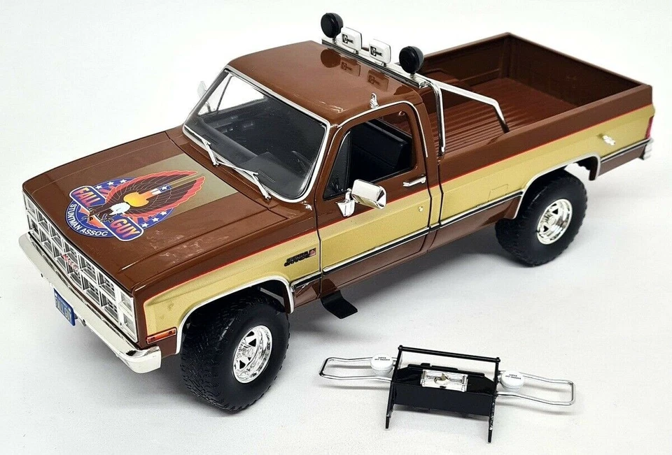 Greenlight 1/18 GMC K-2500 Sierra Grande 1982 Fall Guy Lee Majors Pick Up Truck - Image 3 of 4