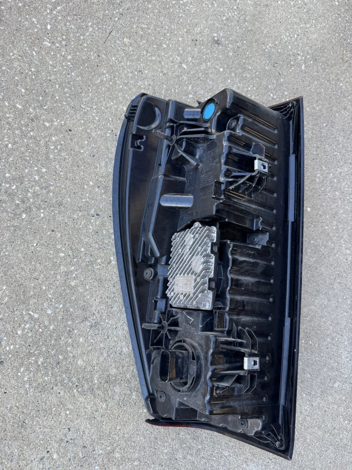 Passenger Right Tail Light 2024 2025 Sierra Denali 2500hd 2500 3500 AT4 damaged - Image 3 of 4