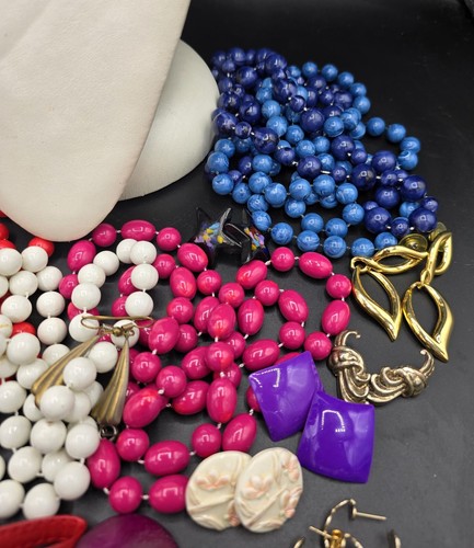 60 Stck. Set Vintage 1970er-80er Jahre Kostüm Schmuck alle tragbaren Ohrringe Armband Halskette - Bild 8 von 13