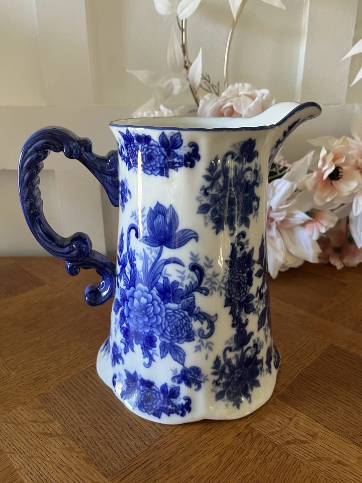 "Jarra estilo antiguo repro de porcelana azul blanca de 9"" Cracker Barrel Country Store" Foto 3 de 4