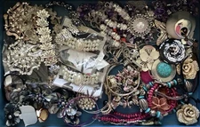 LARGE COLLECTION COSTUME JEWELLERY NECKLACES PENDANTS RINGS SCARF CLIPS BROOCHES