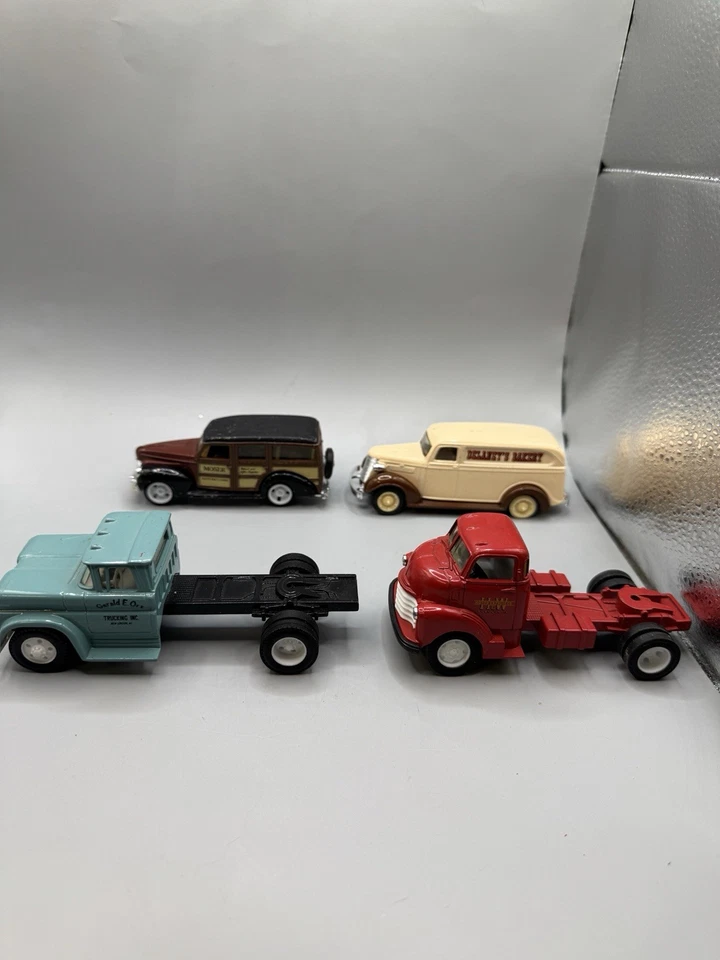 Lote de 4 || Ertl Die Cast Car Delivery & Commertical Vehicle Foto 2 de 4