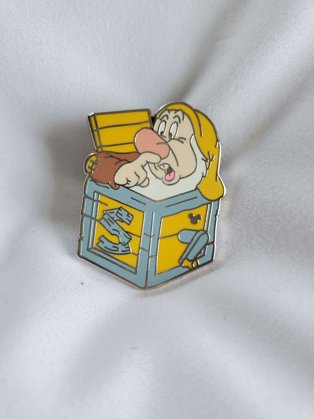 Disney PIN 7 Dwarves Blocks Collection Hidden Mickey- Sneezy-tradeable