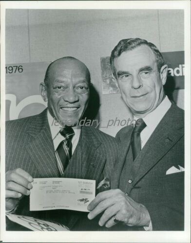 1975 Jesse Owens accepte le chèque pour l'effort olympique américain photo originale du service de presse - Photo 1/2