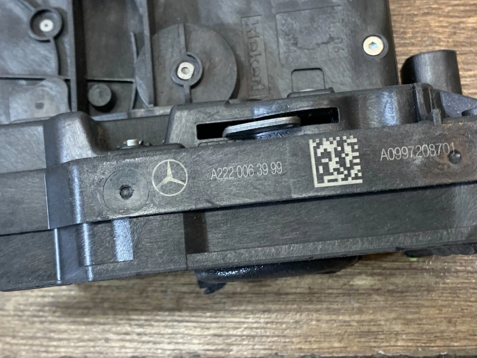 2017-2019 Mercedes-Benz GLS 550 trava de trava de porta frontal com suporte de alça esquerda fabricante de equipamento original - Imagem 3 de 4