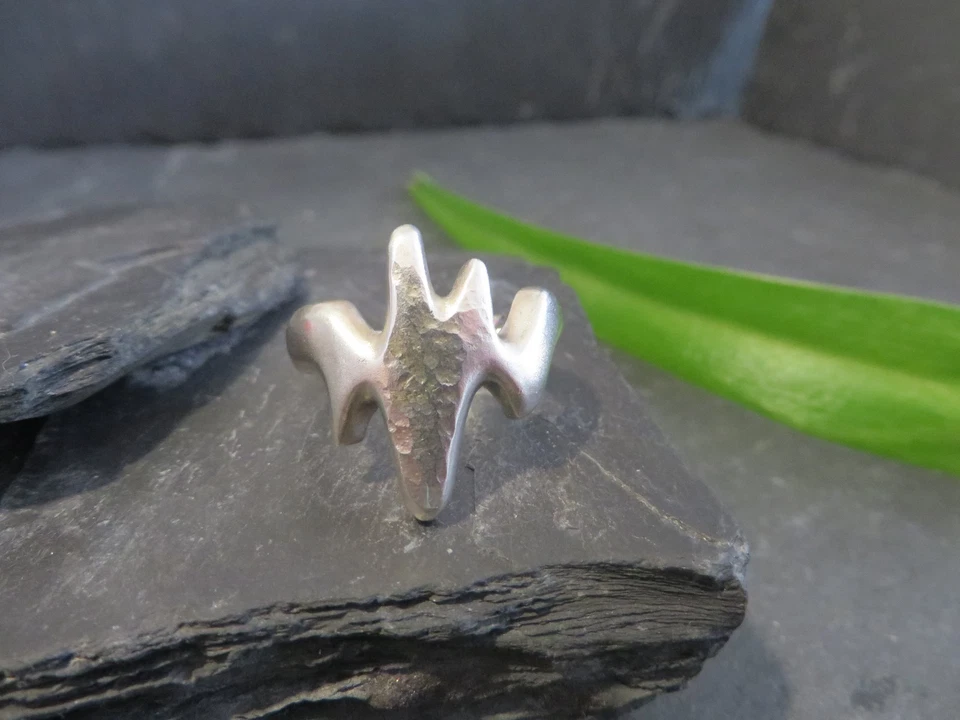 Schöner 925 Silber Ring Modern Abstrakt Designer Brutalist Welle Hammerschlag - Bild 2 von 4