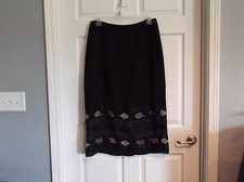 EUC Sag Harbor women  s 16 black full lined skirt peach yellow border print zip -