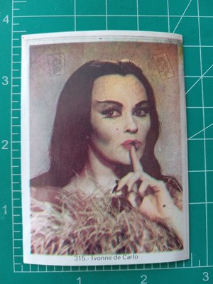 1973 ESTRELLAS DE TV SHOW Y CINE CARD THE MUNSTERS SHOW LILY YVONNE DE CARLO