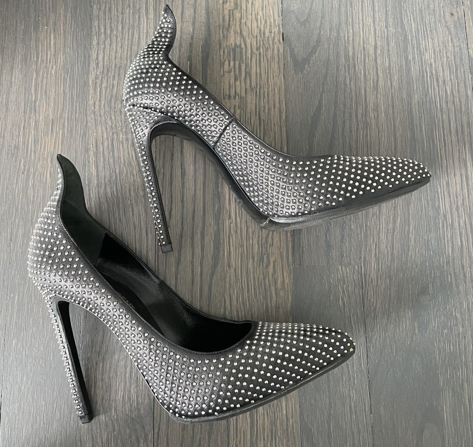 Pompa punta punta punta borchiata Saint Laurent Paris 37