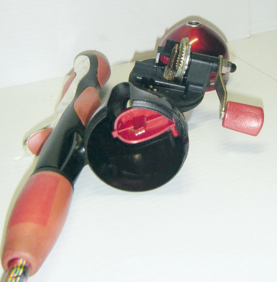 Shakespeare Yu-Gi-OH! de colección Pesca con caña y carrete juvenil de 2 piezas de 5’6”  Foto 4 de 4