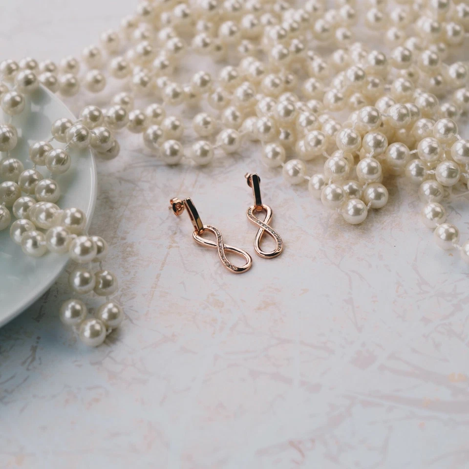 Orecchini a goccia infinito in oro rosa con cristalli di Zircondia di Philip Jones - Immagine 2 di 4