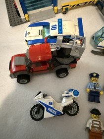 LEGO CITY: Police Station (60141) 100% Complete