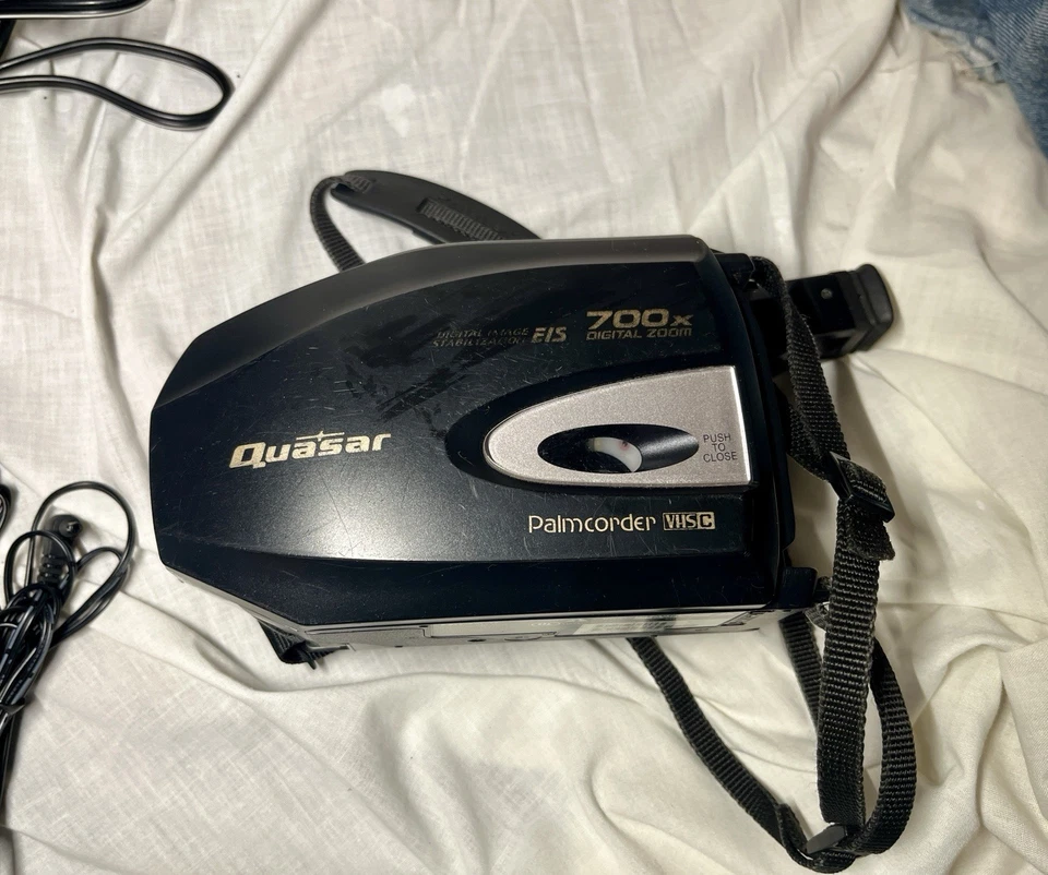 Quasar VM-D52 VHS-C Palmcorder Camcorder 700x Zoom w/ 4 Batteries & 2 Chargers - Image 4 of 4