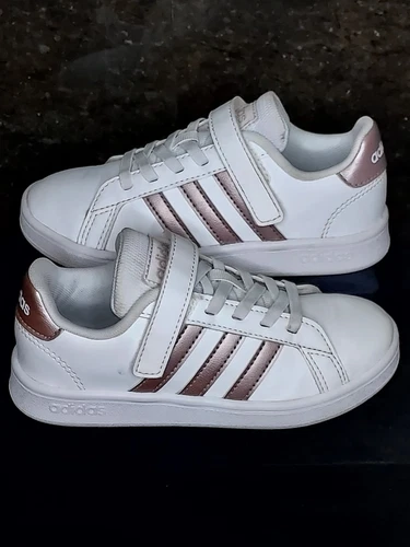 Scarpe da ginnastica Junior Ragazze Adidas Grand Court C Bianco + Oro Rosa Touch Strap UK 11.