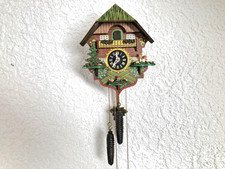 Schöne bunte Schwarzwälder Kuckucksuhr, Almhütte, Schwarzwaldhaus (Video)