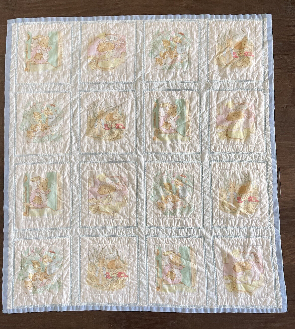 Vtg Peter Rabbit Baby Crib Comforter Quilt Handmade? Blue Back 43” X 47” Blanket Verzendopdracht met voorraad