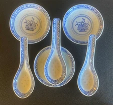 VINTAGE TIENSHAN RICE GRAIN CHRYSANTHEMUM PORCELAIN SPOON & SPOON REST SET OF 3