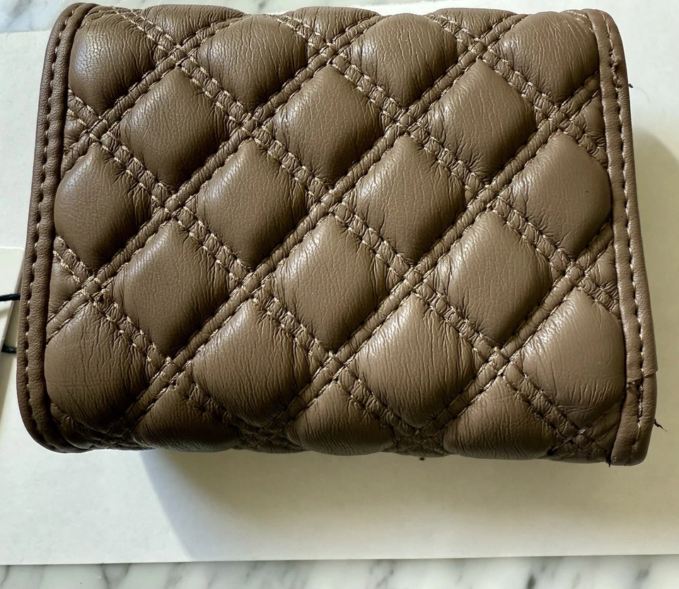 Steve Madden Acolchado Triple Estuche para Tarjetas Cartera - Champiñón Taupe Imitación Cuero Nuevo con Etiquetas Foto 3 de 4