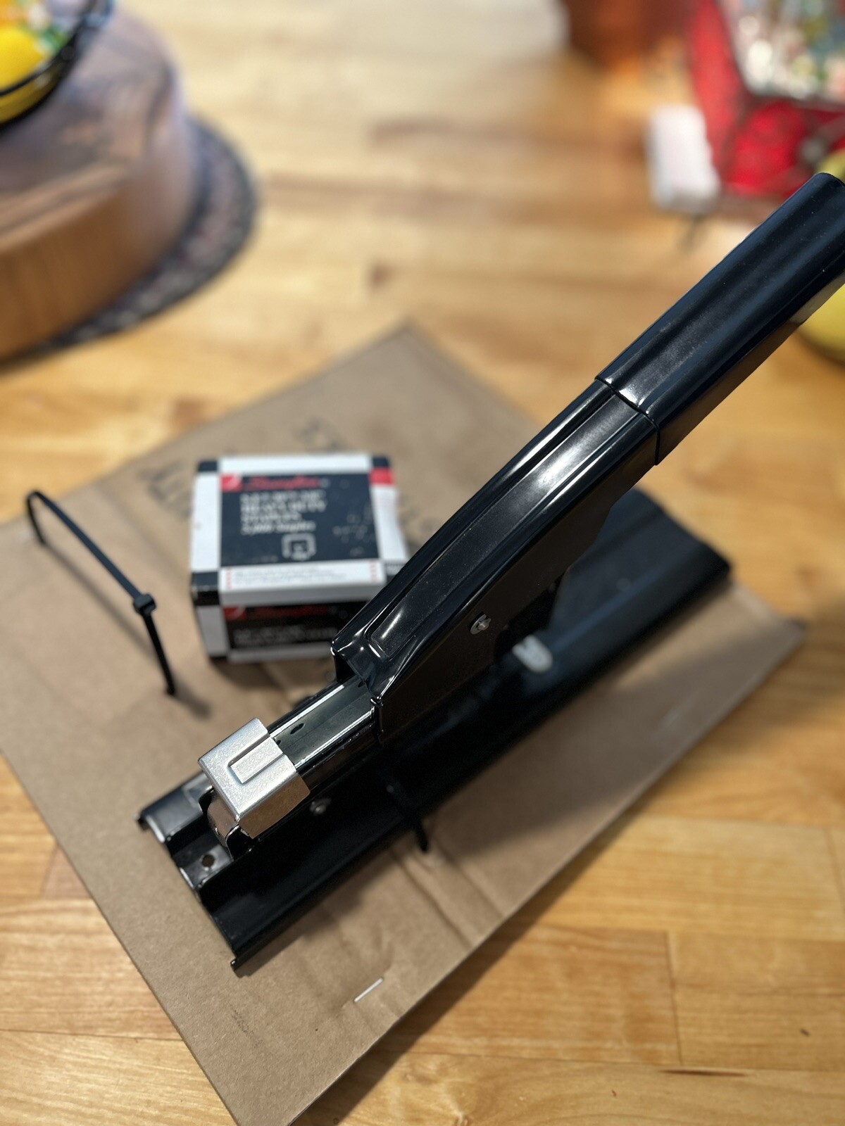 Swingline Heavy Duty Tabletop Stapler Model 39 Black 100 Sheet Capacity + Staple-image