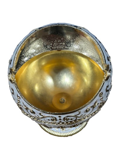 ELEGANTE CENICERO BLANCO Y DORADO CON TAPA ABATIBLE Y TALLA DRAGÓN - Imagen 3 de 5