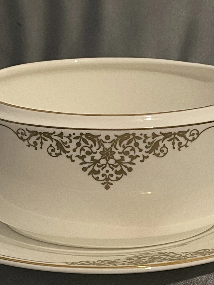 Wedgwood Bone China Vera Wang Imperatriz Joia Molho Barco E Sob Placa - Imagem 2 de 4