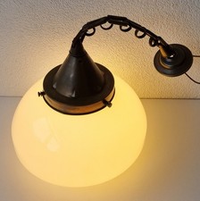 Sehr schöne Jugendstillampe mit Milchglas Schirm und Messing Aufhängung um 1910