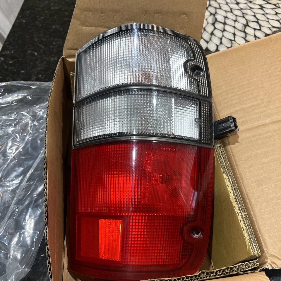 Conjunto de lámpara de luz trasera para pasajero derecho Isuzu Trooper 1998-2002 OEM Foto 3 de 4