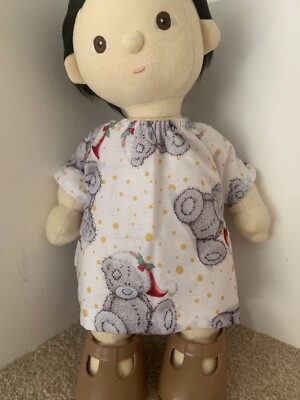 Dinkum Puppenkleidung weißes Kleid mit Teddybären mit Weihnachtsmütze Muster 