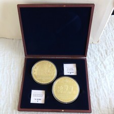 2016 QEII CORONATION & LONGEST REIGNING MONARCH 2X 100mm GOLD PLATED MEDAL PAIR