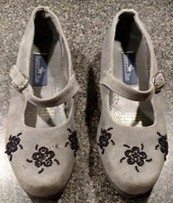 Hunters Run Woman’s Shoes.