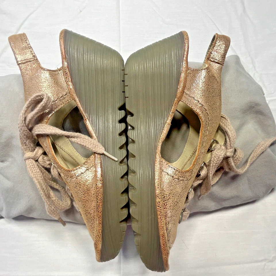 Zapatos de cuña Fly London con cordones para mujer 7 plataforma metálica dorada con cordones Foto 4 de 4