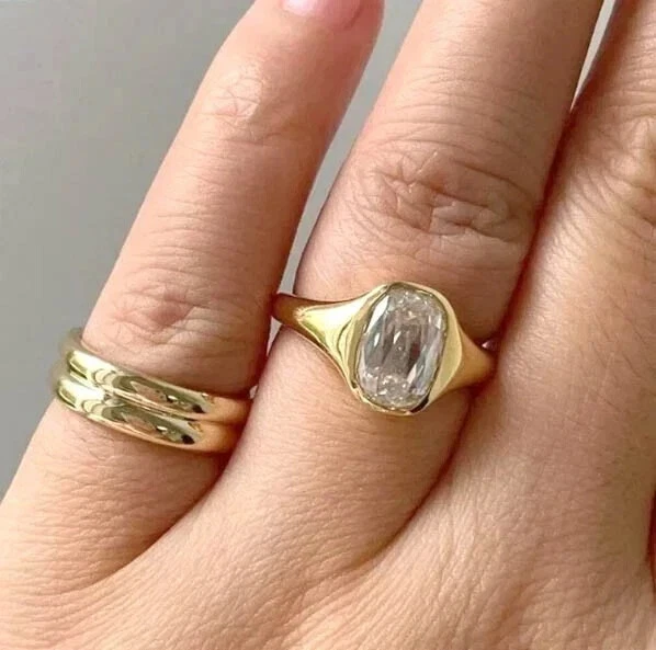 Anillo de boda de diamantes creados en laboratorio de corte ovalado de 3 quilates enchapado en oro amarillo de 14 k para hombre Foto 3 de 3