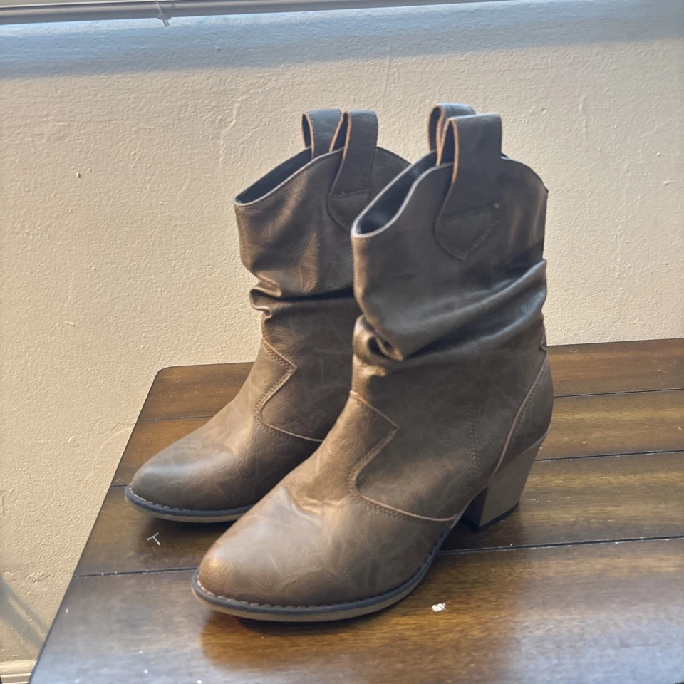 Charles Albert Size 8 NWT Women’s Khaki Boots/ Brown Booties/ New Woman Shoes - Image 2 of 4